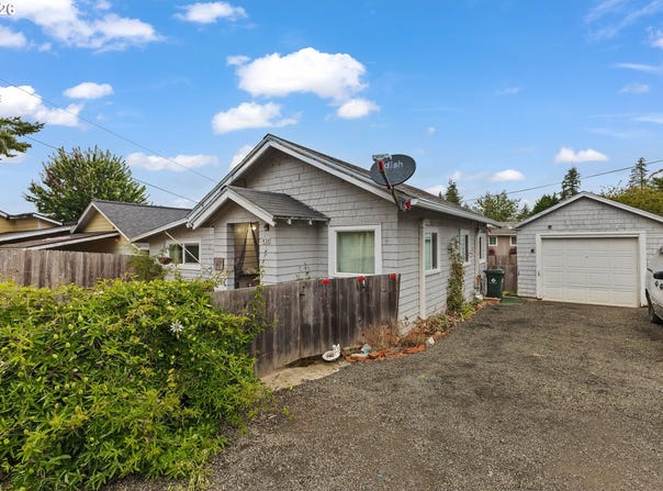 830 E 10TH St, Coquille, OR 97423