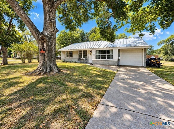 1119 N East, Edna, TX 77957