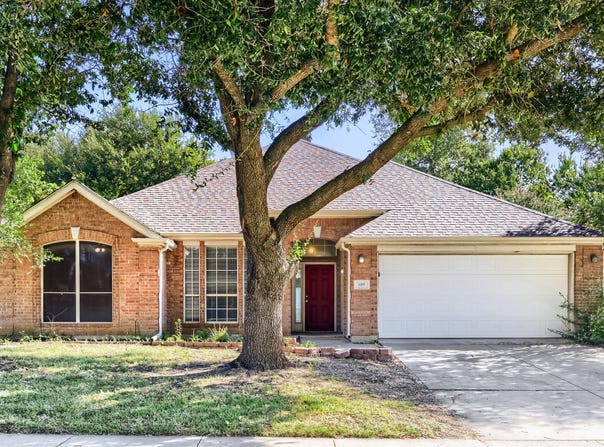 605 Oakbrook Drive, Burleson, TX 76028
