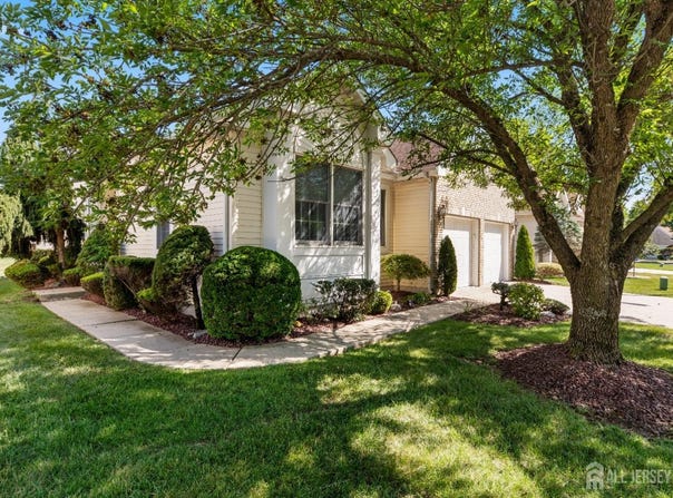9 Westminster Drive, Monroe, NJ 08831