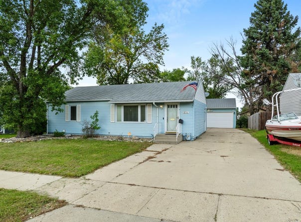 816 16th Ave, Minot, ND 58701