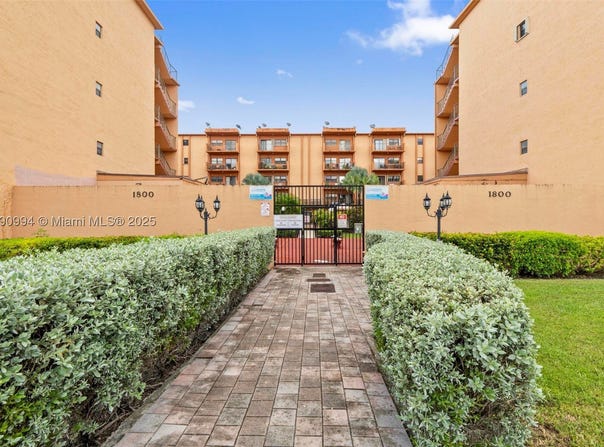 1800 W 54th St, Hialeah, FL 33012