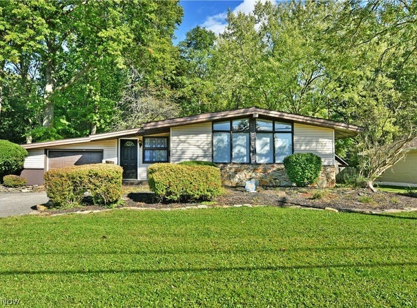 837 Pinecrest Road, Girard, OH 44420