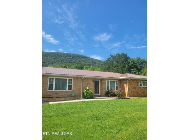 132 Ridgecrest Rd, Harriman, TN 37748