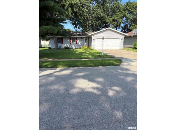 32 JAMESTOWN Circle, Riverton, IL 62561-0000