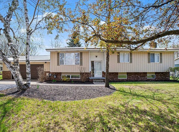 3431 Maradee, Farwell, MI 48617