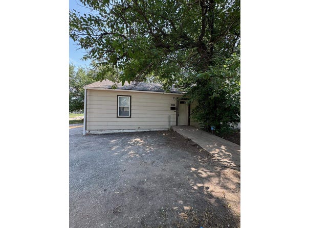 2673 S Holyoke St, Wichita, KS 67210
