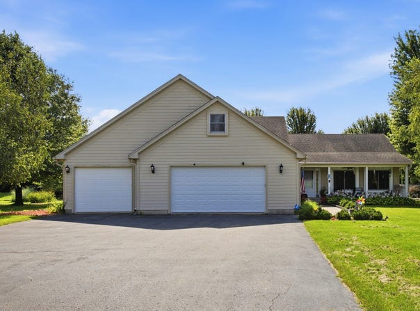 22902 Graf Road, Harvard, IL 60033