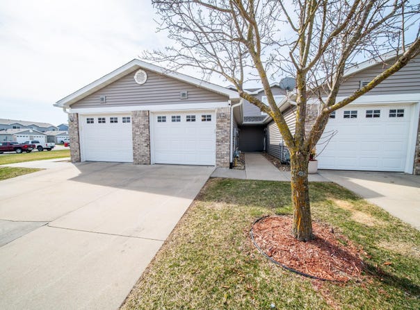 562 Pointe Ct SW, Rochester, MN 55902