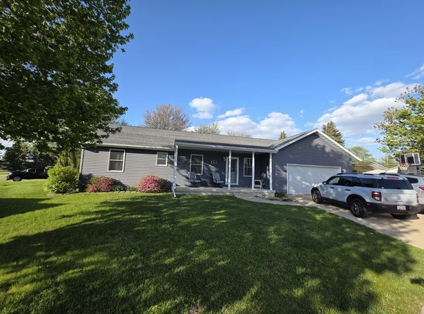 563 Pine Meadow Drive, Dixon, IL 61021