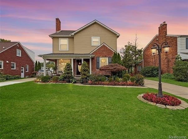 20645 Vernier Circle, Grosse Pointe Woods, MI 48236