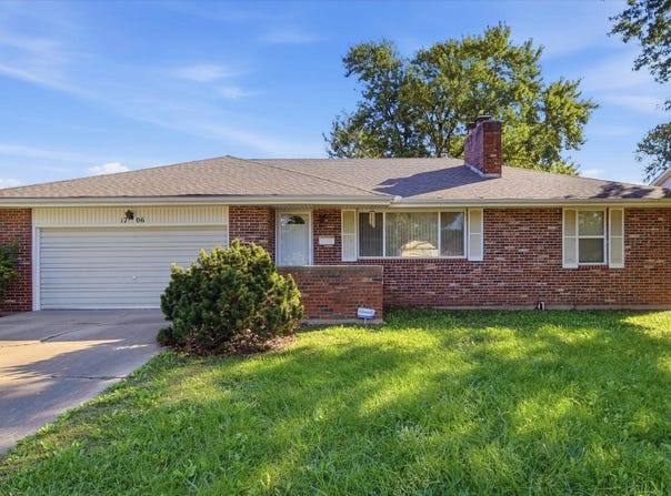 1706 SW Arrowhead RD, Topeka, KS 66604