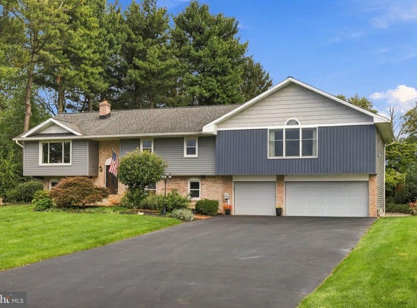 207 WEAVER Drive, LITITZ, PA 17543