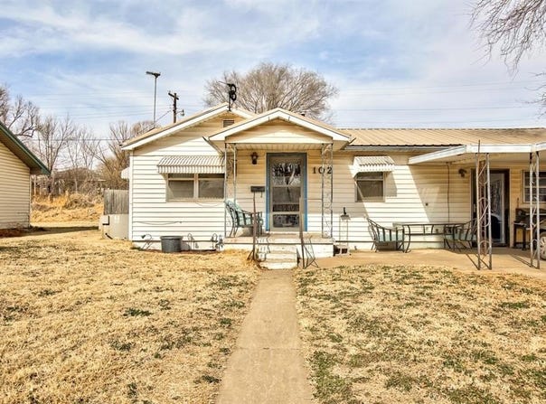 102 Village Dr, Watonga, OK 73772