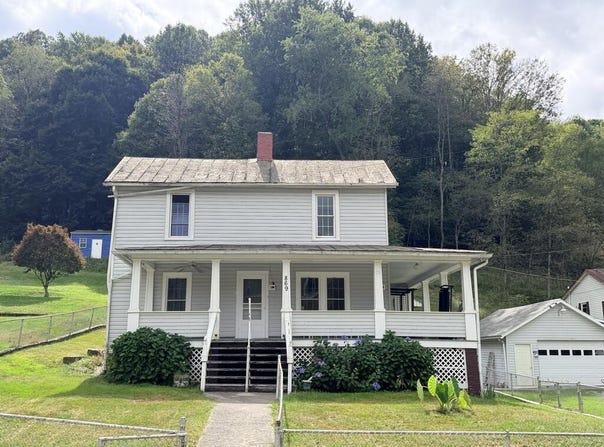 869 Coopers St, BRAMWELL, WV 24715