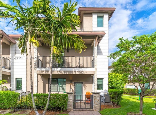 4963 NW 83rd Path, Doral, FL 33166