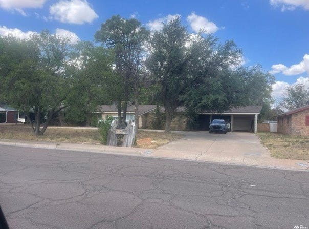 1004 Walker Drive E, Hobbs, NM 88240