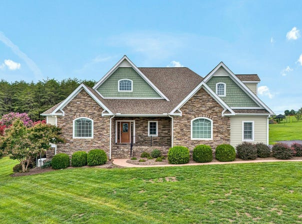 84 Landfall Dr, Moneta, VA 24121