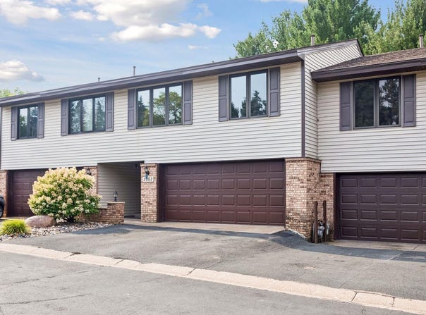 2002 Mesabi Avenue E, Maplewood, MN 55109