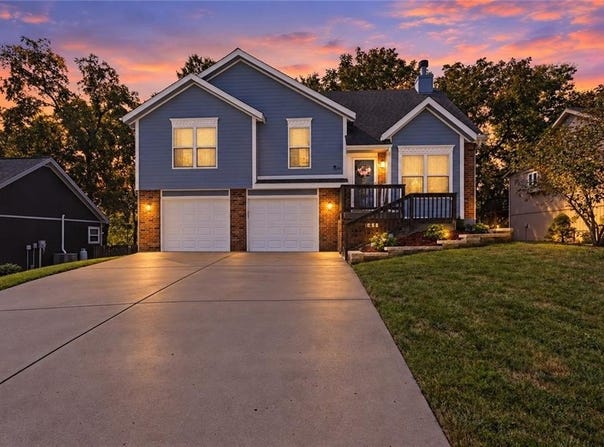 207 Lakeview Drive, Smithville, MO 64089