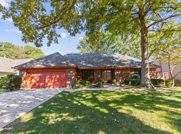 204 NW Cypress Street, Lee's Summit, MO 64064