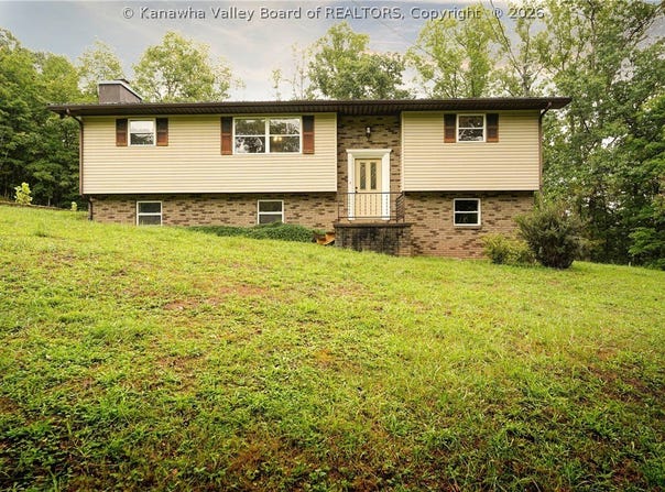 42 Astro Drive, Clendenin, WV 25045