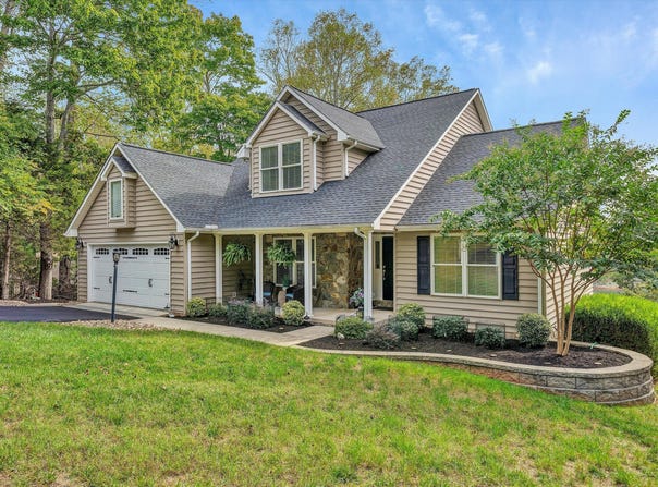 810 Forest Lawn Dr, Moneta, VA 24121