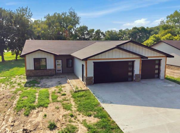12999 Willowood Drive, Aberdeen, SD 57401