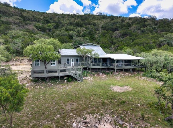 574 N Saddle Mountain Dr, Leakey, TX 78873