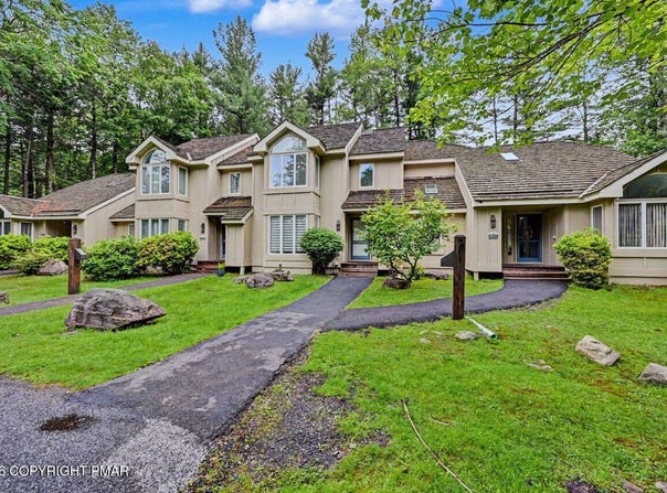 1015 Crestwoods Drive, Pocono Pines, PA 18350