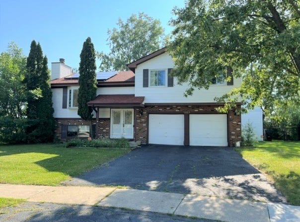 1955 Zeppelin Drive, Hanover Park, IL 60133