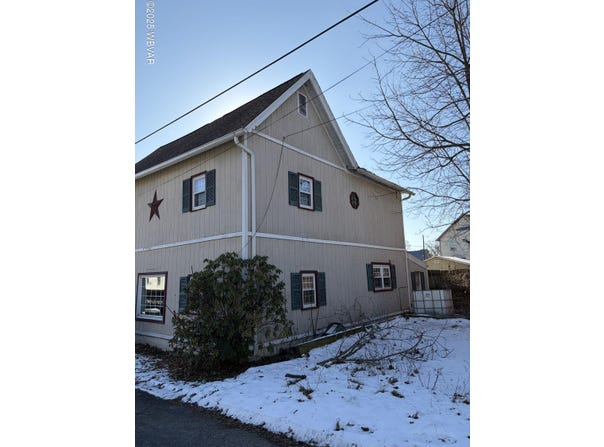 1438 CEMETERY Street, Jersey Shore, PA 17740