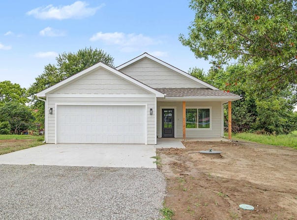 8711 Willow LN, Ozawkie, KS 66070