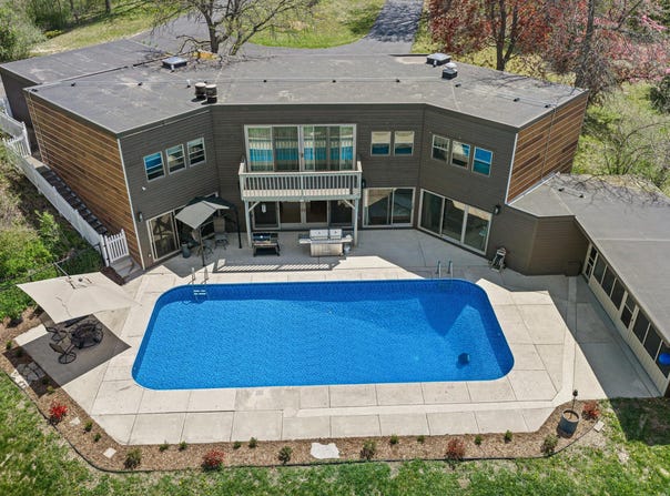 6171 Pleasant Hill Dr, West Bend, WI 53095