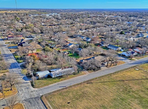 600 E Nelson Street, Bowie, TX 76230