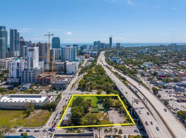 301 SW 8th St, Miami, FL 33130