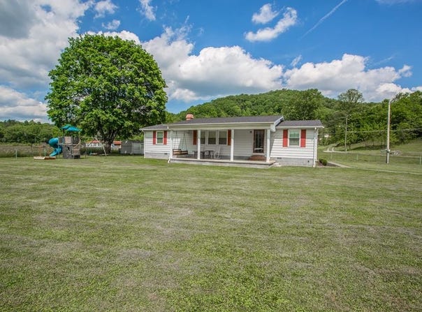 250 E Fourth Avenue, LESTER, WV 25865