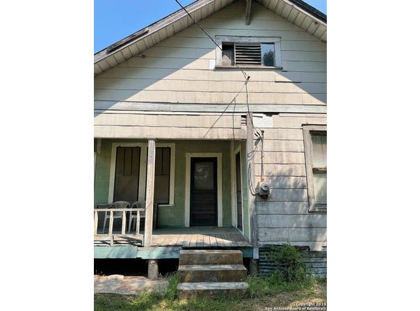 606 Armstrong St, Yoakum, TX 77995