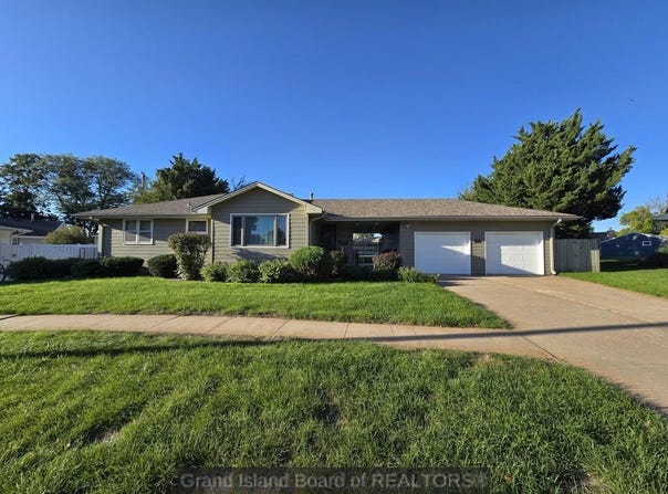 413 Hillside Dr, Hastings, NE 68901