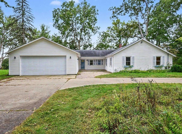 2805 Chippewa Lane, Midland, MI 48640-4116
