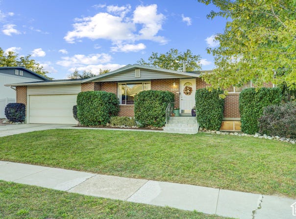8044 S BOYSENBERRY Dr, Sandy, UT 84093