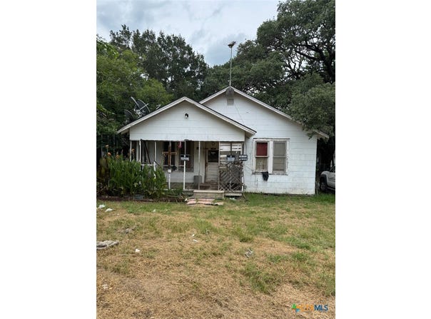 603 Davis Avenue, Yoakum, TX 77995