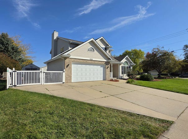 1304 N Wuthering Hills Drive, Janesville, WI 53546