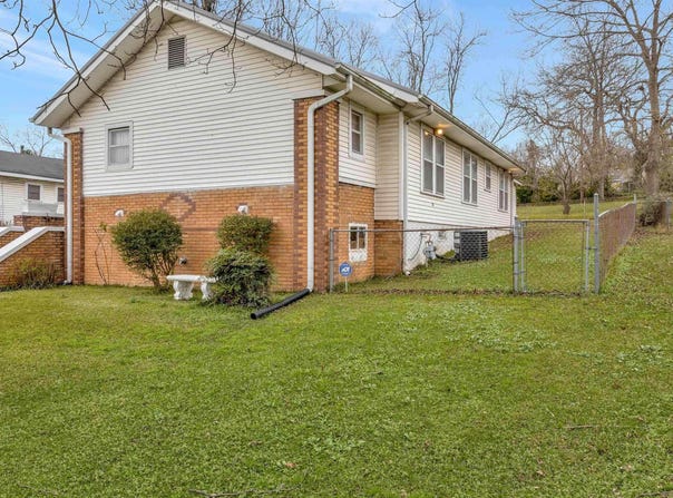 2046 E LAKE BOULEVARD, TARRANT, AL 35217