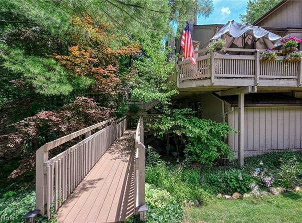 654 Meredith Lane, Cuyahoga Falls, OH 44223