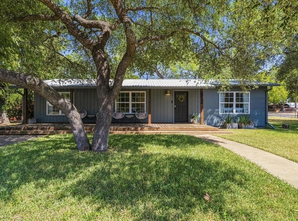 912 Apple St, Fredericksburg, TX 78624