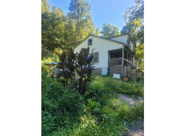 573 Hurricane Creek Road, Hyden, KY 41749
