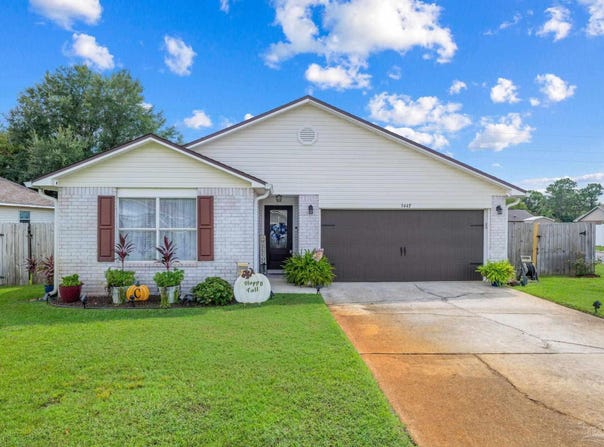 9447 Parker Pl Dr, Navarre, FL 32566