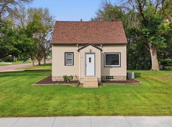 412 S Central Avenue, Mapleton, MN 56065
