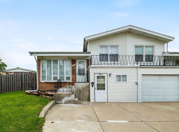 8837 Robin Drive, Des Plaines, IL 60016